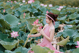 夏日荷塘粉色连衣裙美女写真