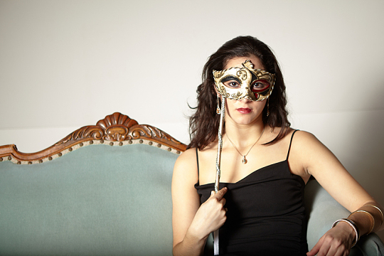 手持面具的性感吊带小黑裙美女