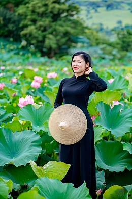 夏日荷塘黑色奥黛美女写真