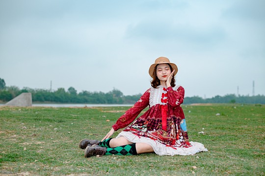 户外草地洛丽塔裙装美女