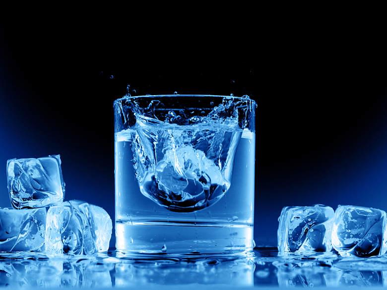 透明玻璃杯冰块