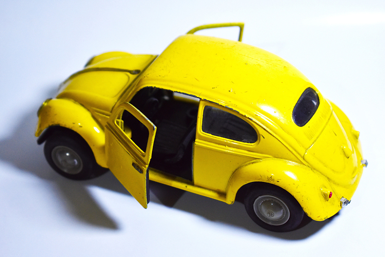 黄色甲壳虫玩具车
