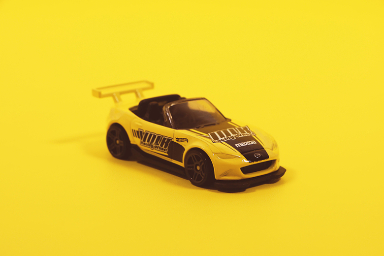 玩具跑车黄色背景