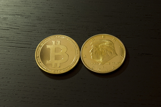 两个金色比特币