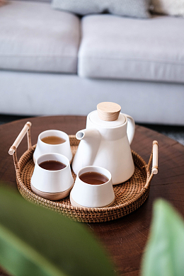 白色茶壶泡茶