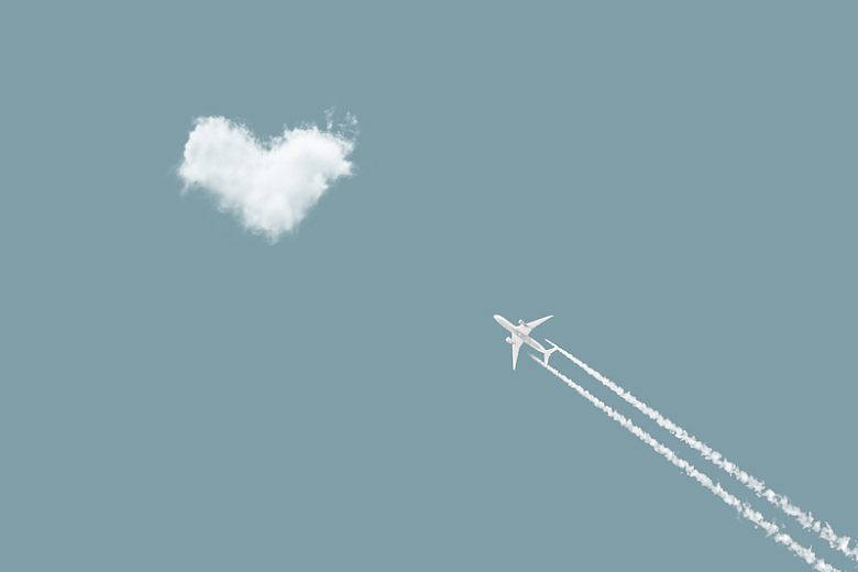 天空浪漫爱心白云飞机轨迹