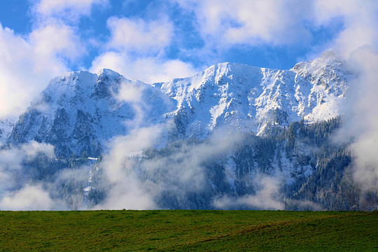 冬季巍峨阿尔卑斯山雪山风光