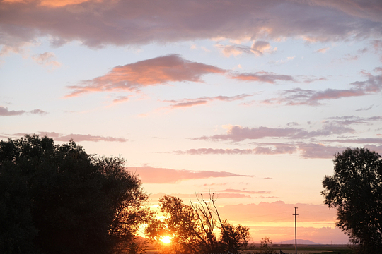 夕阳红jpg师站在山之巅拍黄昏美景jpg黄昏落日余晖海岸风景jpg黄昏