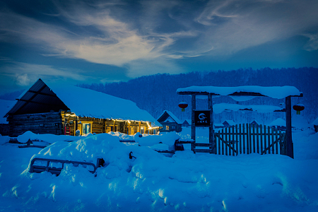 冬季夜晚小雪屋