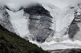 积雪覆盖的岩石山