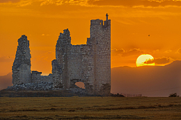 黄昏下废弃城堡