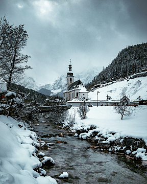 唯美冬季雪山溪流风景
