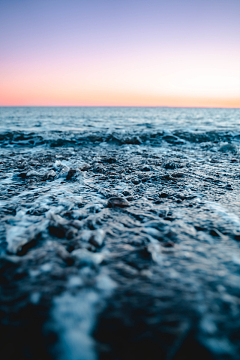 黄昏海平面海水