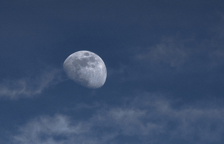 月亮在空中的