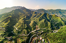 蜿蜒山脉鸟瞰景观