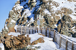 雪地山坡图