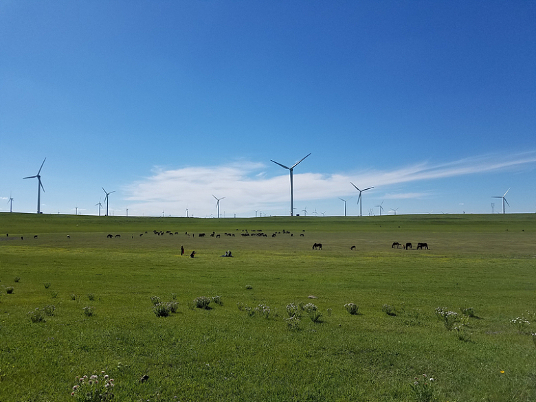 草原电力风车风景