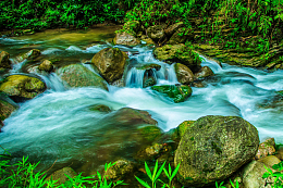 山间溪流风景