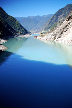 云南峡谷江水