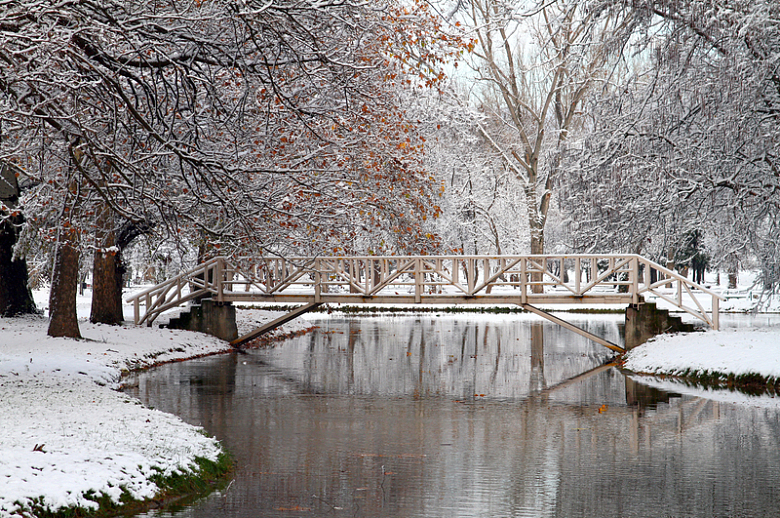 冬季木桥湖泊风景
