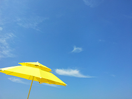 遮阳伞与天空