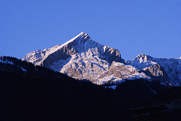 荒山雪山山顶