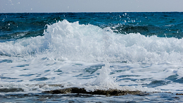 海水翻滚浪花