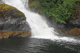 山间水潭