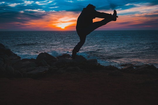 唯美日出海边剪影