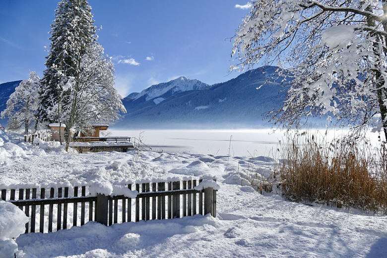 冬天高山湖泊雪景