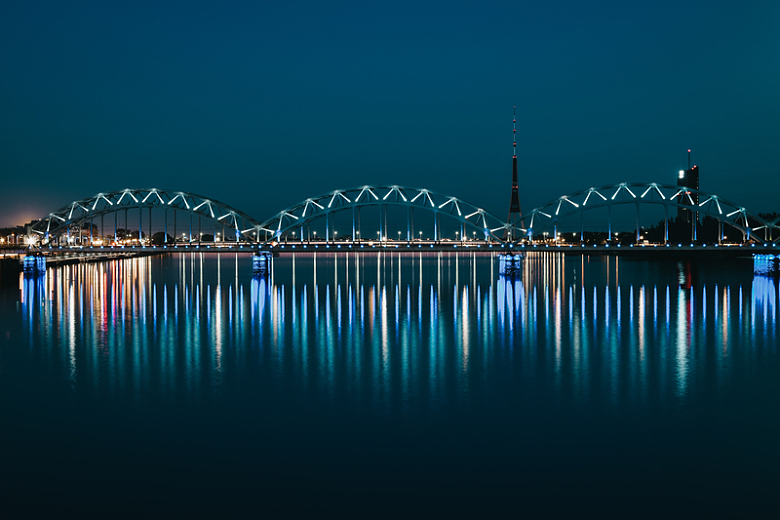 夜晚的河流拱桥风景