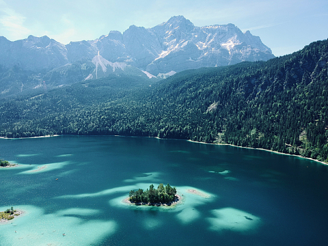 绿色海岛山水风景