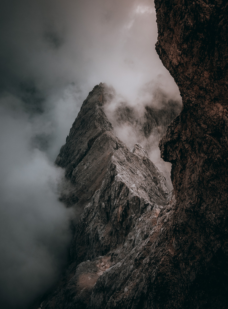 云雾缭绕悬崖峭壁