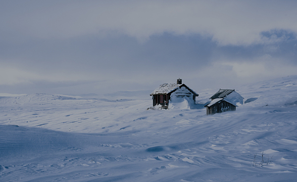 冬季白皑皑雪地小雪屋