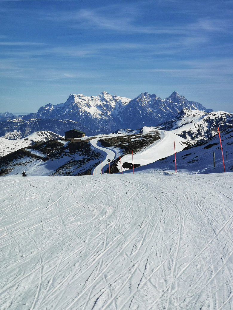 冬季雪山滑雪场滑雪道