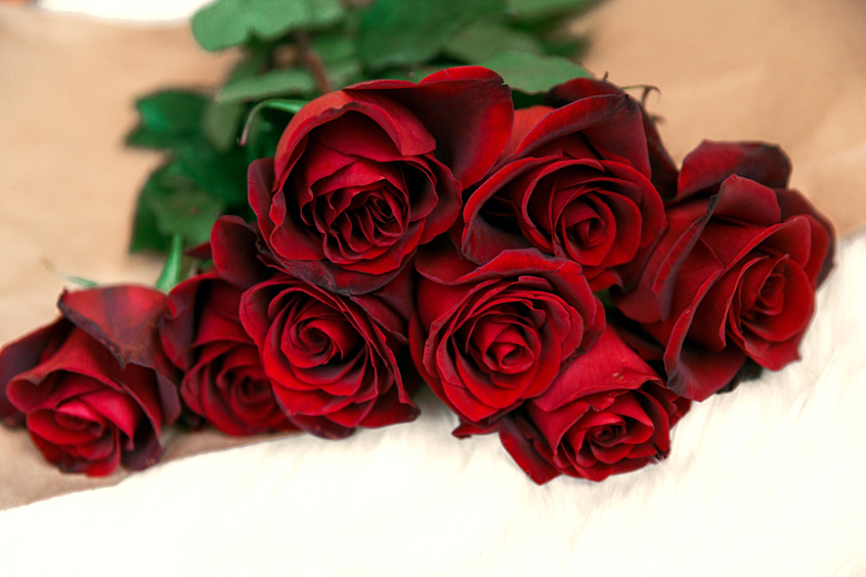 桌上的红玫瑰花束