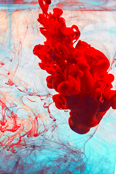 黄色和蓝色上的红墨水