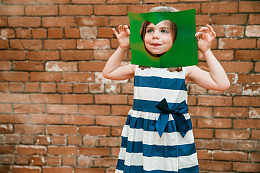 手拿爱心卡纸的女孩