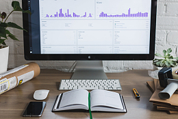 桌上的办公电脑