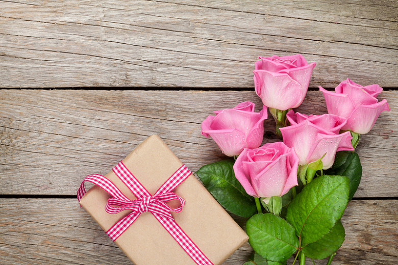 木桌子上的礼物和玫瑰花