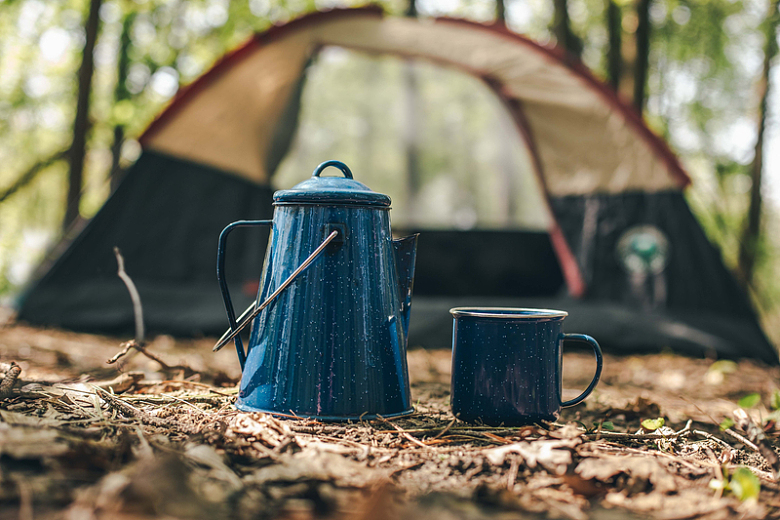 野营的水壶和咖啡杯