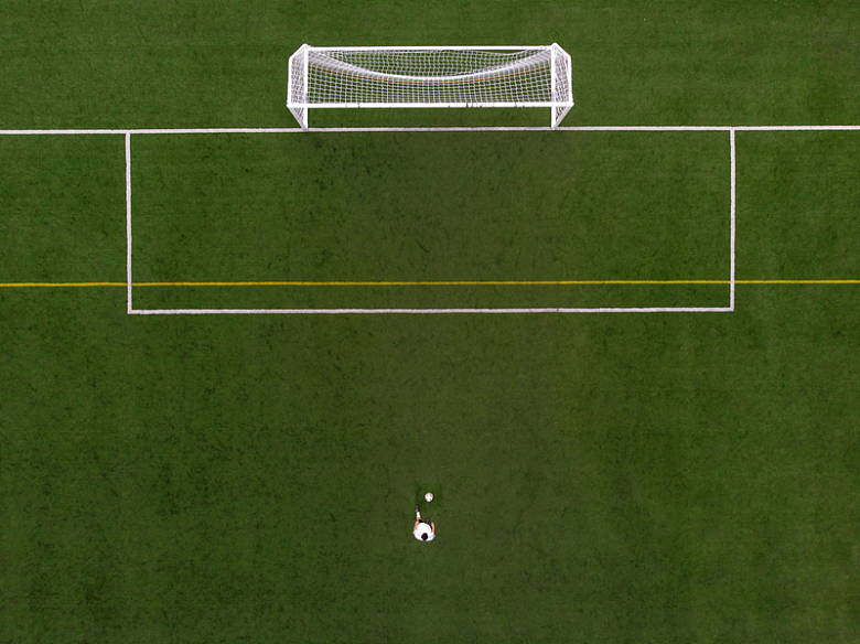 足球运动员在点球位置无人机视图