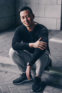 坐在地上的男士