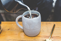 将牛奶倒入咖啡杯