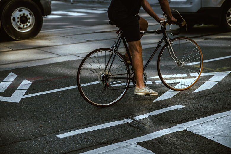 骑在城市自行车道上的男子