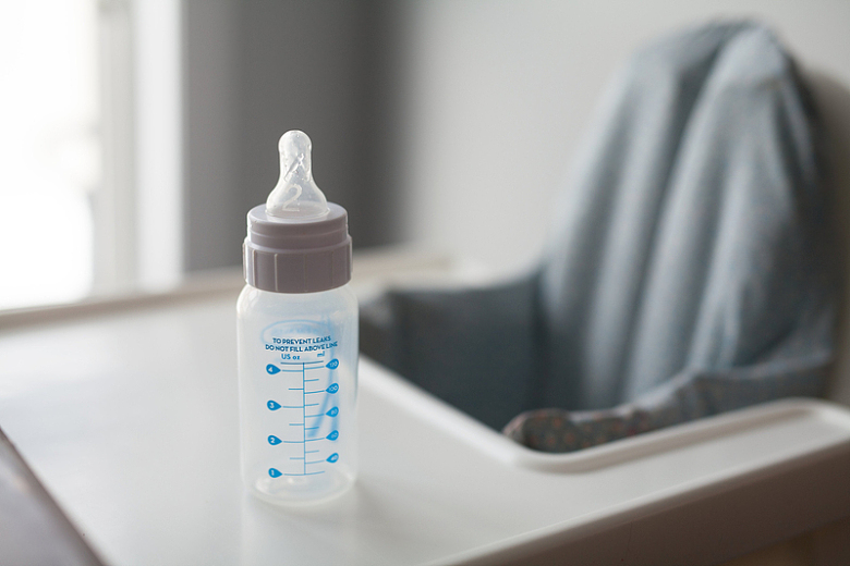 桌上的婴儿奶瓶