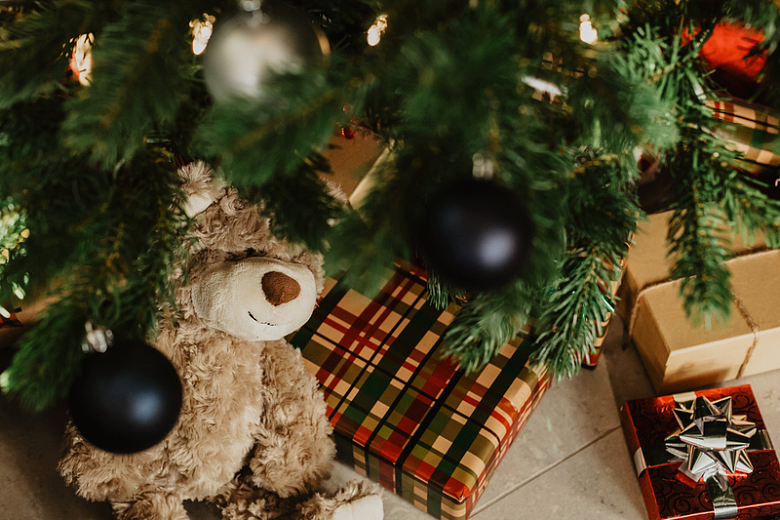 圣诞树下的熊和礼物