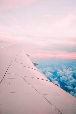 白云上的粉红色机翼