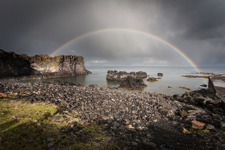 岩石和水面上的彩虹