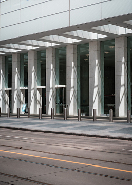 白色大窗户都市建筑的一侧